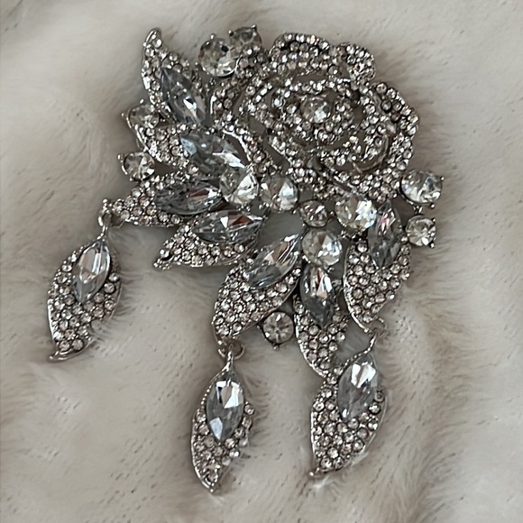Large Rhinestone rose statement brooch - Picture 2 of 5